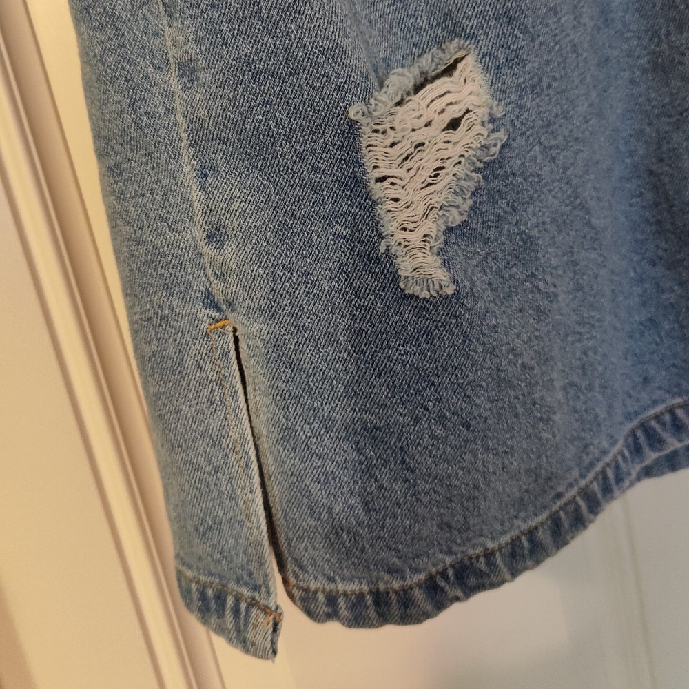 Forever 21 distressed jean jacket size medium - Picture 2 of 7